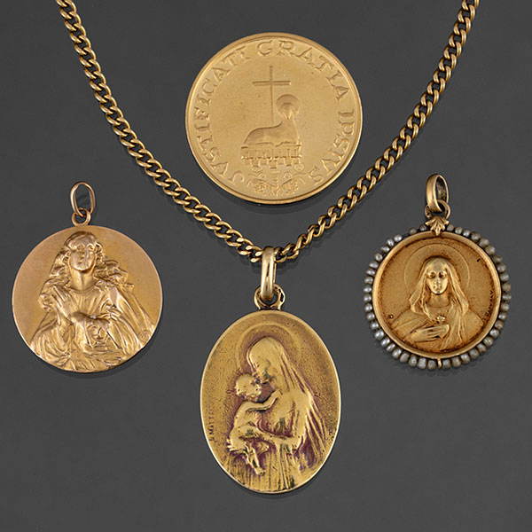 Conjunto de cadena, tres medallas de la Virgen y medalla del cordero de Dios en oro amarillo de 18 kt.