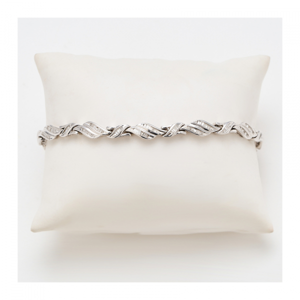Pulsera en oro blanco con eslabones articulados de bandas de diamantes talla trapecio engastados en carril.