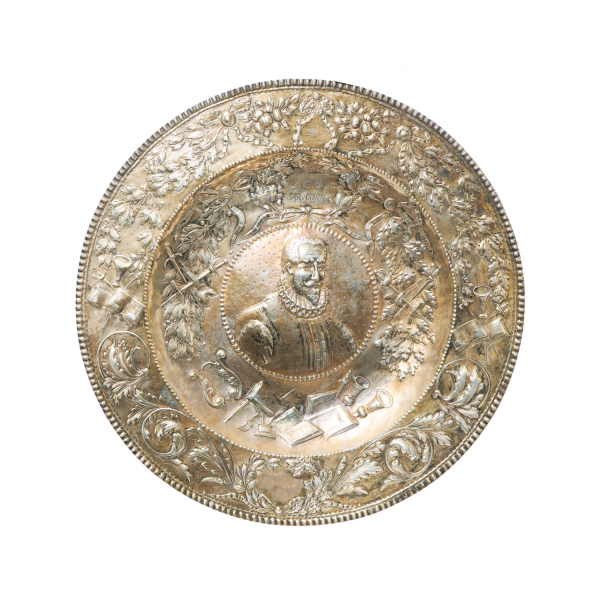 Tondo en plata punzonada con representación central del busto de Miguel de Cervantes en relieve, fles. del s.XIX-ppios. del s.XX.