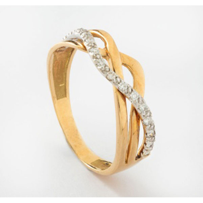 Sortija cruzada en oro amarillo con orla de diamantes talla brillante con un peso total de 0,20 cts. aprox.