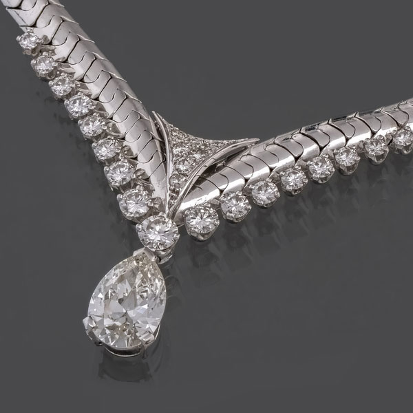 Importante collar en oro blanco? con gran diamante central bellamente tallado.