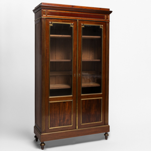 Vitrina francesa estilo Luís XVI en madera de caoba con aplicaciones en bronce dorado. Trabajo francés, Siglo XIX