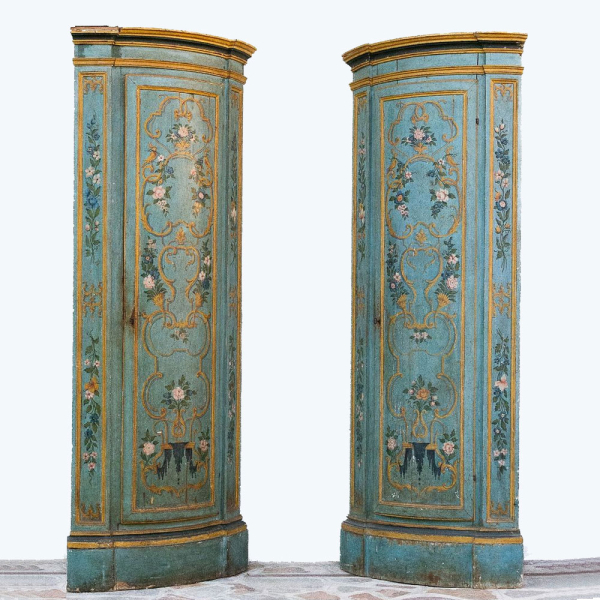 Pareja de rinconeras venecianas lacadas y doradas, Venecia, finales del siglo XVII–principios del XVIII.  Madera lacada y dorada. 