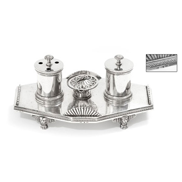 Escribanía en plata con decoración de greca alrededor y patas representando cabeza de león alado y patas de garra. Estilo Luis XVI. Marcas del platero Martínez, Madrid 1832.