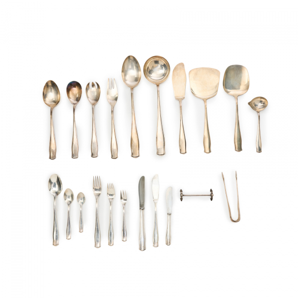 Cuberteria en plata española punzonada para doce comensales, s.XX. 124 piezas.