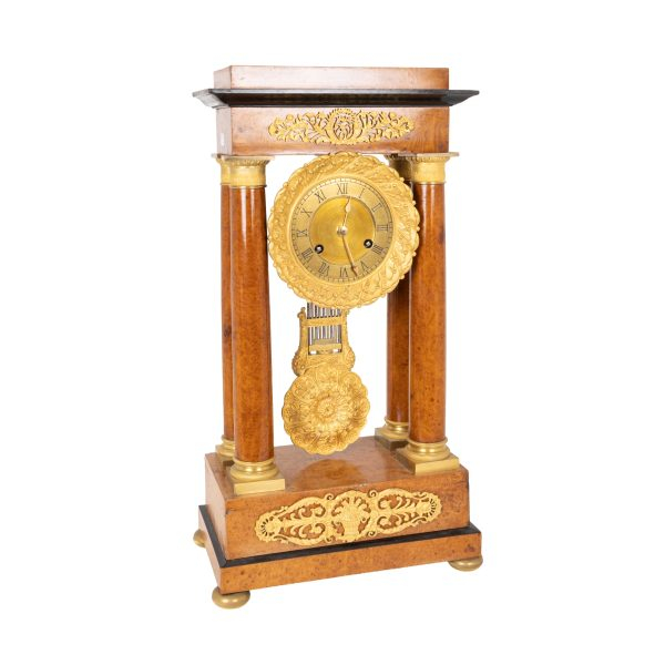 Reloj franc&eacute;s estilo imperio &laquo;de p&oacute;rtico&raquo; chapado en madera de ra&iacute;z y decoraciones en metal dorado, s.XIX 