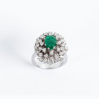 Sortija vintage en s&oacute;lida montura de platino, con una esmeralda natural 