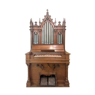 Órgano de salón o Armonio de estilo neogótico de la manufactura A. Corominas (Barcelona, 1895)