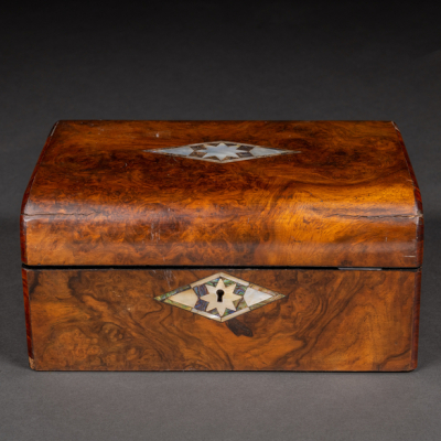 Caja rectangular en madera de raíz de nogal con incrustaciones de nácar y madreperla, Siglo XIX