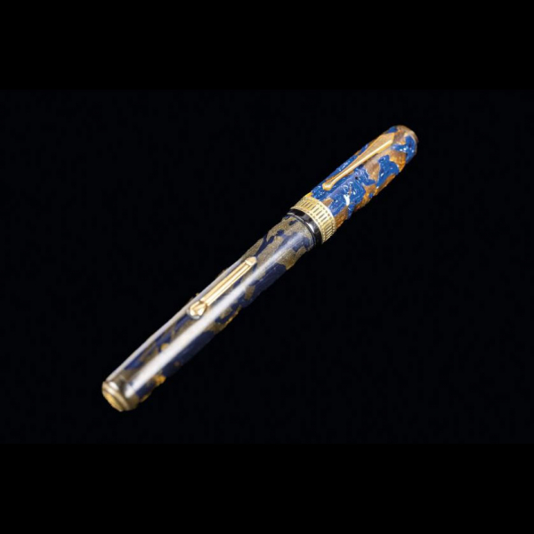 Estilográfica marca WATERMAN, modelo Patrician, color turquoise, realizada en ebonita azul y de tono broncíneo con aros y clip en vermeil. Circa 1930.