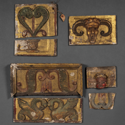 Conjunto de siete relieves en madera tallada y policromada en dorada del siglo XVI.