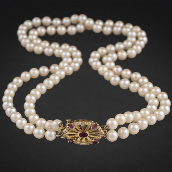 Collar de dos hilos de perlas cultivadas con broche en oro amarillo de 18kt.