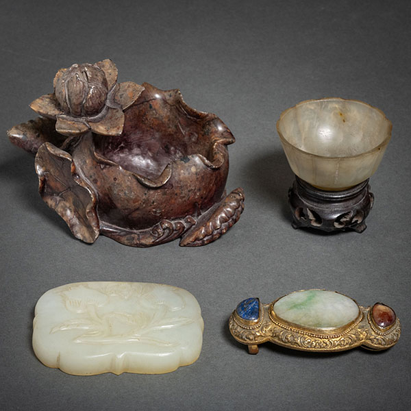 Conjunto de hebilla en bronce dorado con turquesa, venturina y jade, vaso en ágata, relieve en jade verde y flor de loto en piedra dura.