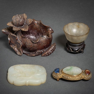 Conjunto de hebilla en bronce dorado con turquesa, venturina y jade, vaso en ágata, relieve en jade verde y flor de loto en piedra dura.