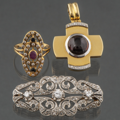 Conjunto de Broche, anillo y colgante en oro de 18 kt