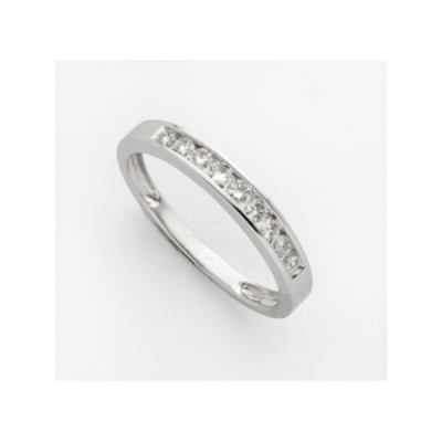 Media alianza en oro blanco con 9 diamantes talla brillante con un peso total de 0,36 cts. aprox.