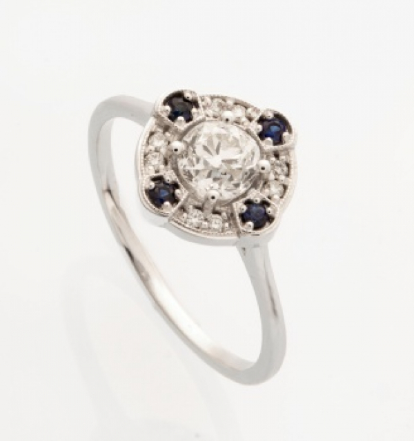 Sortija en oro blanco con diamante talla brillante central de un peso de 0,50 cts. aprox