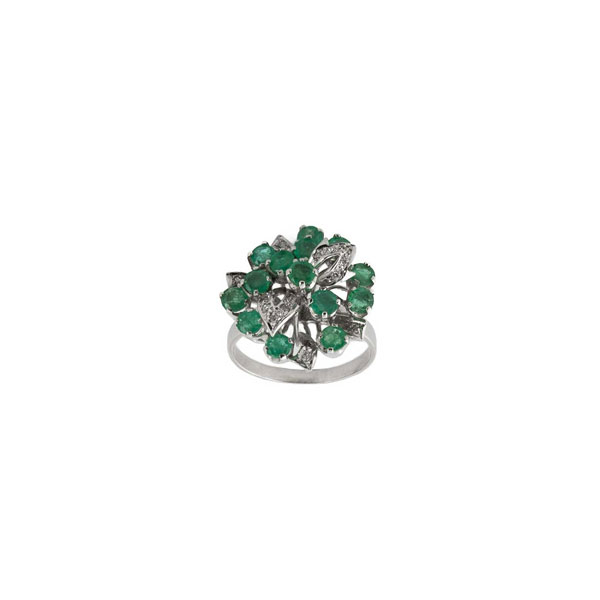 Sortija vintage en oro blanco 14 K., en copete vegetal de esmeralditas naturales talla brillante, en garritas al aire y hojitas con blancos diamantitos talla 8/8