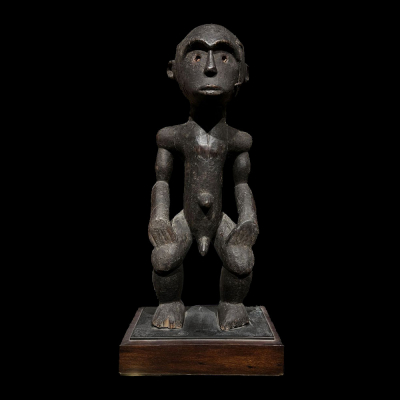 Antigua y rara figura africana de Mono Fang, relicario y guardián del hogar contra los malos espíritus. África, Camerún, siglo XIX - principios siglo XX.
