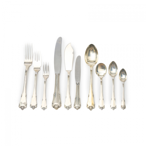 Cubertería en plata española punzonada para doce comensales, s.XX. 124 piezas.