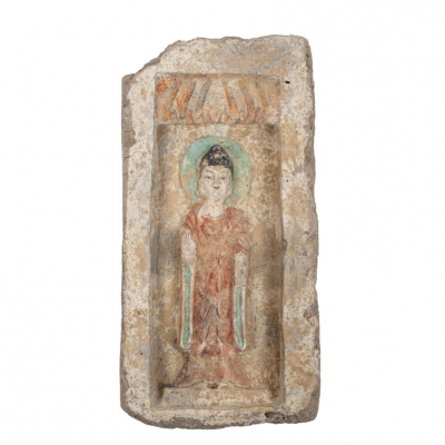 Ladrillo con Buda realizado en cerámica policromada.  China, Dinastía Wei del Norte, 386 - 535 d.C.