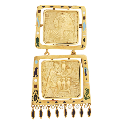 Broche-colgante desmontable en oro mate y brillo con representación de figuras egipcias y símbolos esmaltados.
