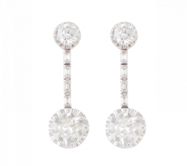 Pendientes largos de brillantes, desmontables, con brillantes colgantes que suman 7,5 ct aprox, y que penden de riviere de diamantes baguette y brillantes superiores que suman 2,48 ct aprox.