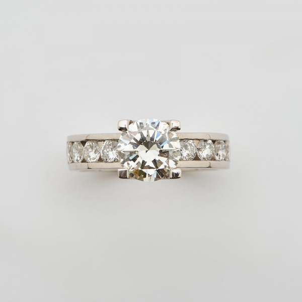 Sortija en oro blanco con nueve diamantes talla brillante. 