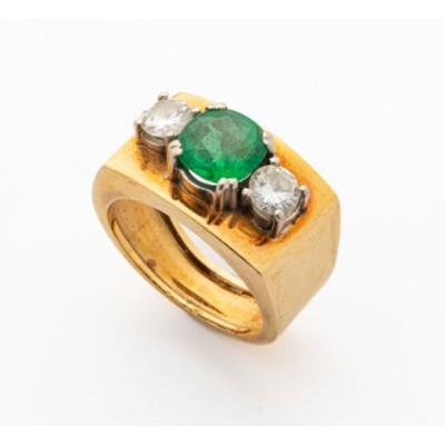 Sortija en oro amarillo con símil de esmeralda central y 2 diamantes talla brillante con un peso total de 0,60 cts. aprox. laterales.