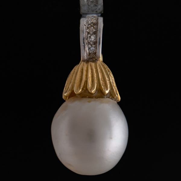 Elegante colgante en oro amarillo y oro blanco de 18kt con brillante y perla australiana de 13mm.