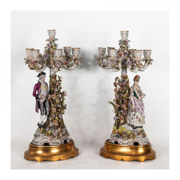 Pareja de candelabros de siete luces en porcelana alemana esmaltada y parcialmente dorada, s.XIX.  