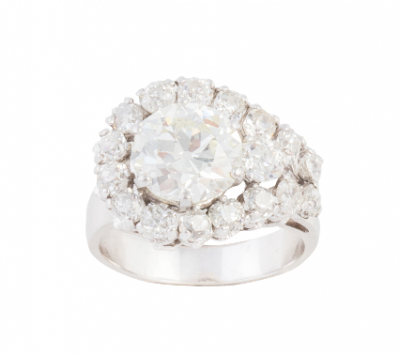 Sortija con brillante central de 1,75 ct y brillantes, que componen marco asimétrico en forma de gota.   En oro blanco de 18 K.