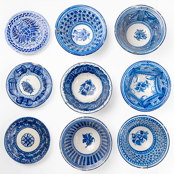 Conjunto de seis cuencos y tres platos en cerámica de Manises del siglo XX.