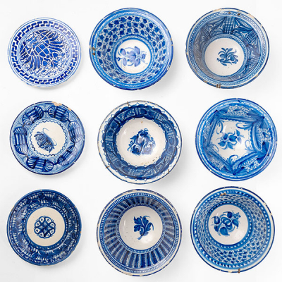 Conjunto de seis cuencos y tres platos en cerámica de Manises del siglo XX.