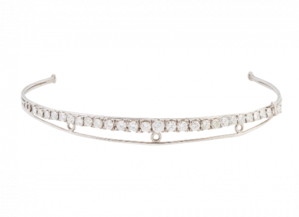Diadema-pulsera de brillantes con tamaño creciente hacia el centro, engastados en marcos cuadrangulares articulados entre sí. En oro blanco de 18K.