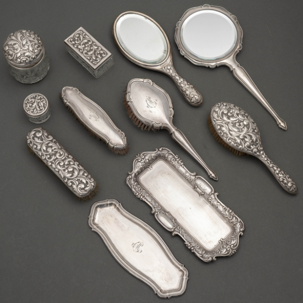 Juego de tocador en plata española y punzonada del siglo XX.