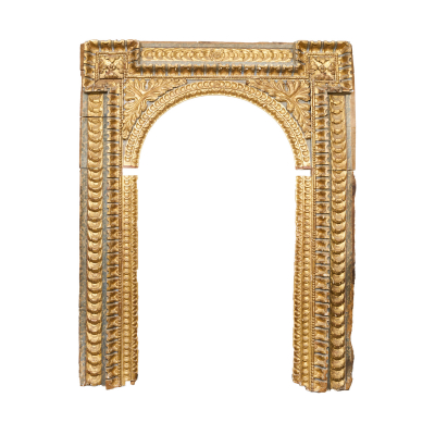 Escuela española, s.XVII.  Gran hornacina de altar barroca en madera tallada, estucada y sobredorada con decoración de hojas de acantos, roleos, uñadas y cuarterones vegetales.