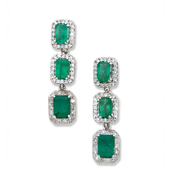 Pendientes largos en oro blanco con 3 esmeraldas centrales y orlas de diamantes talla brillante 