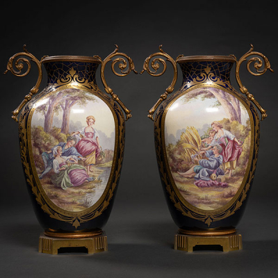Pareja de jarrones es porcelana estilo Sévres y bronce dorado del siglo XX.