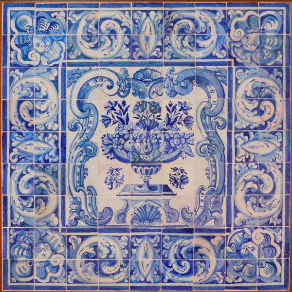Panel de azulejos portugueses con decoración geometrica del siglo XVII.