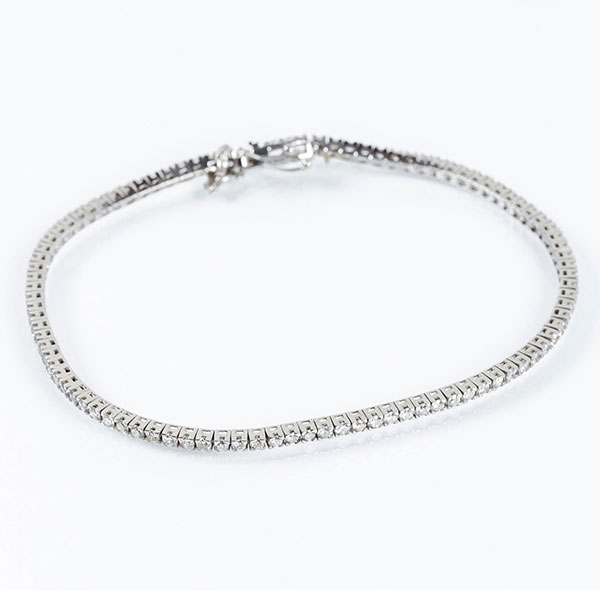 Pulsera &#039;rivière&#039; en oro blanco con frente en fila de limpios y blancos diamantes talla brillante, en garras