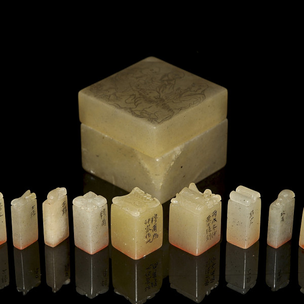 Juego de nueve sellos con caja de jade, dinastía Qing.