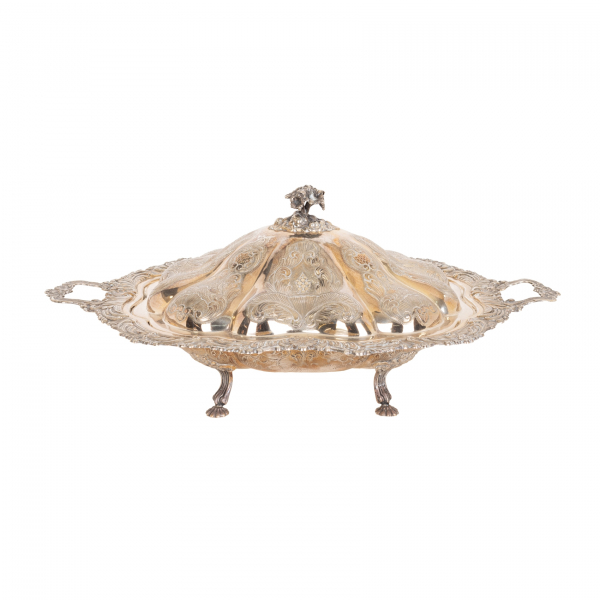 Legumbrera con tapa en plata española punzonada con decoración cincelada y de motivos vegetales en relieve, s.XX 