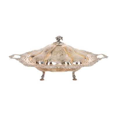 Legumbrera con tapa en plata espa&ntilde;ola punzonada con decoraci&oacute;n cincelada y de motivos vegetales en relieve, s.XX 