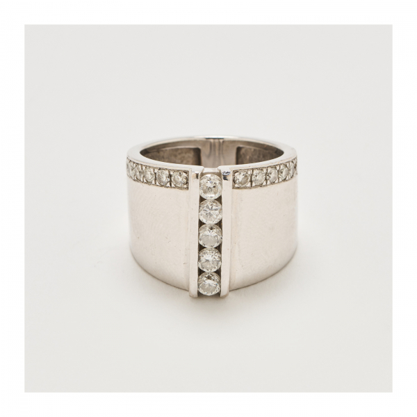 Sortija en oro blanco con centro y banda de diamantes talla brillante. Peso diamantes: 0,80 ct. aprox.