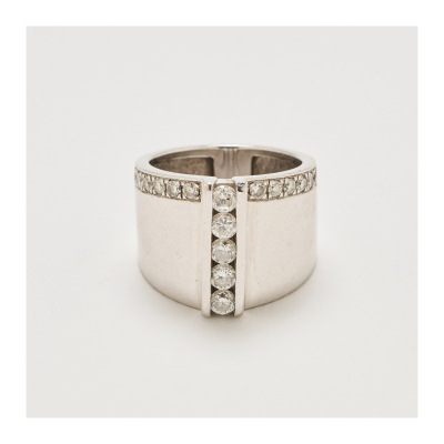 Sortija en oro blanco con centro y banda de diamantes talla brillante. Peso diamantes: 0,80 ct. aprox.