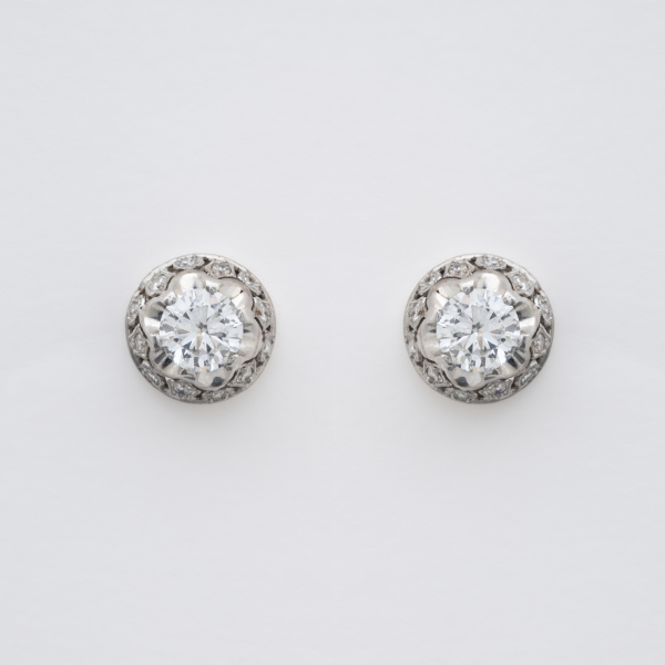 Pendiente en oro y vistas en platino con diamante central talla brillante y orla calada de diamantes talla 8/8, c.1930.
