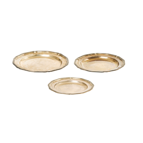 Lote de tres bandejas en plata española punzonada con contrastes de J. Roca, decoración lisa y bordes polilobulados, s.XX.