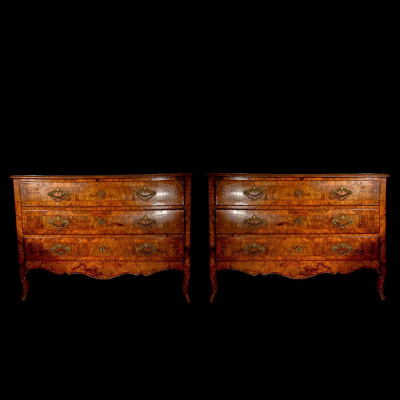 Pareja de cómodas italianas en madera de nogal y bronce, del siglo XVIII. 