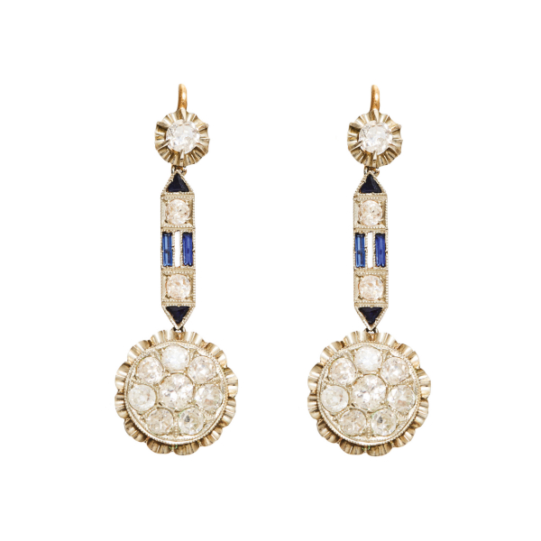 Pendientes Art Deco en oro y vistas en platino con diamantes talla brillante antigua y símiles de zafiro azul tallas triángulo y baguette, c.1930.